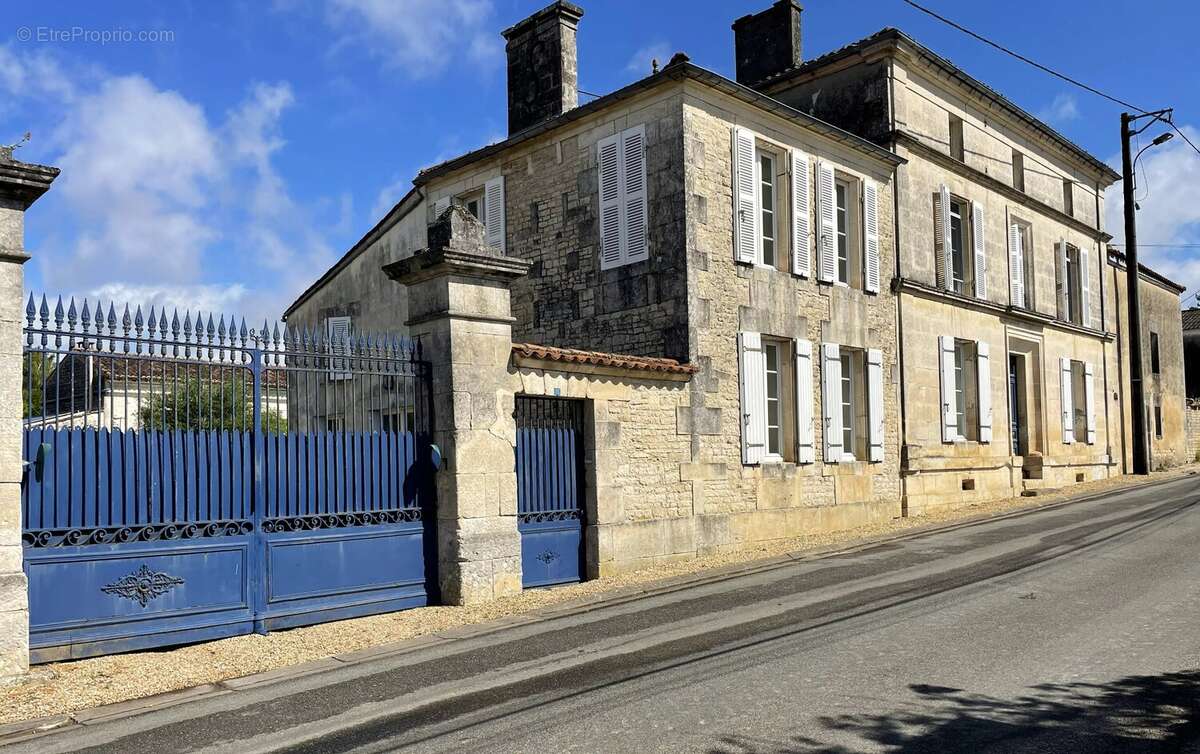 Superbe Maison de Maître avec Piscine Chauffée, Maison d'Amis et Jardins Privés - photo 2