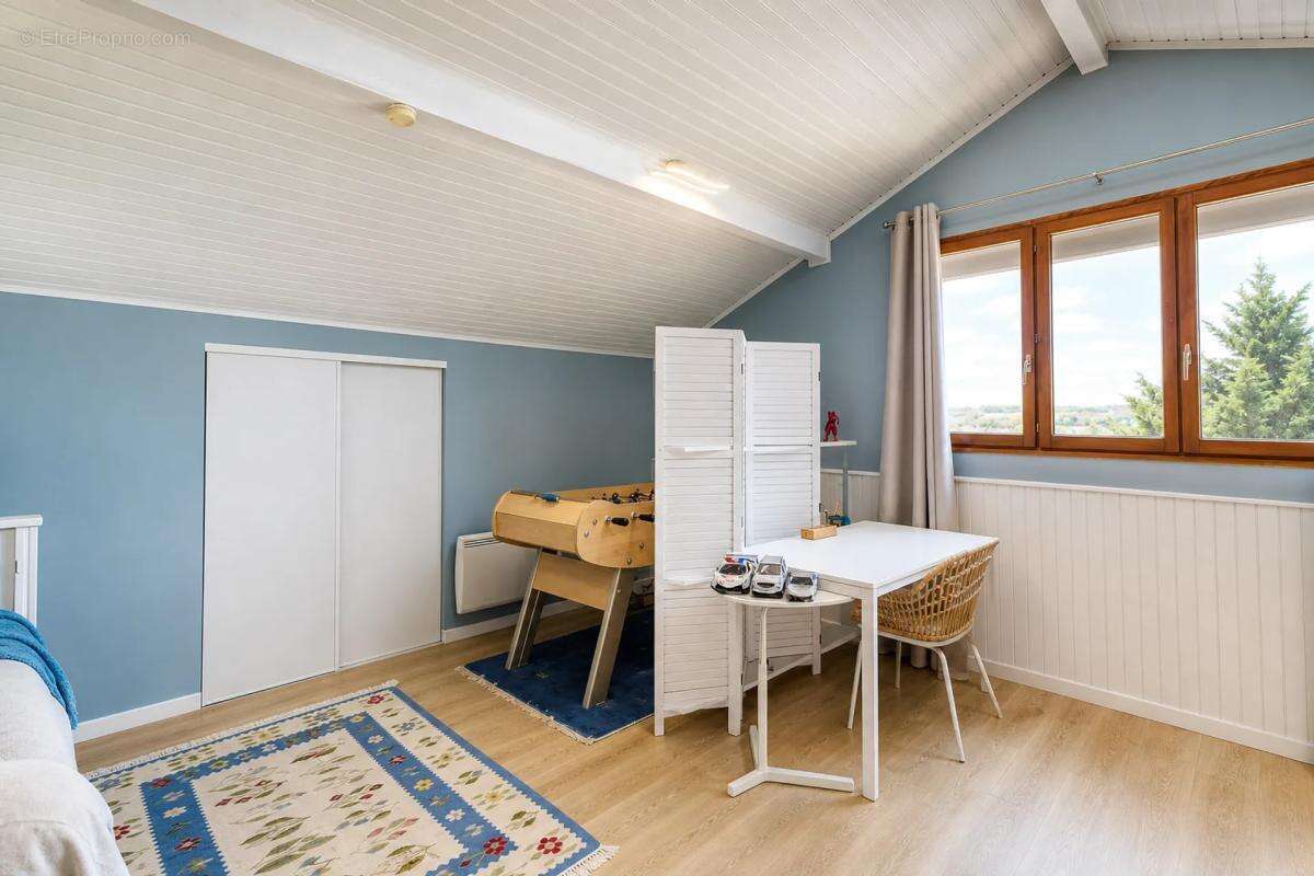 Maison familiale de 170 m² avec piscine à Primarette - photo 17