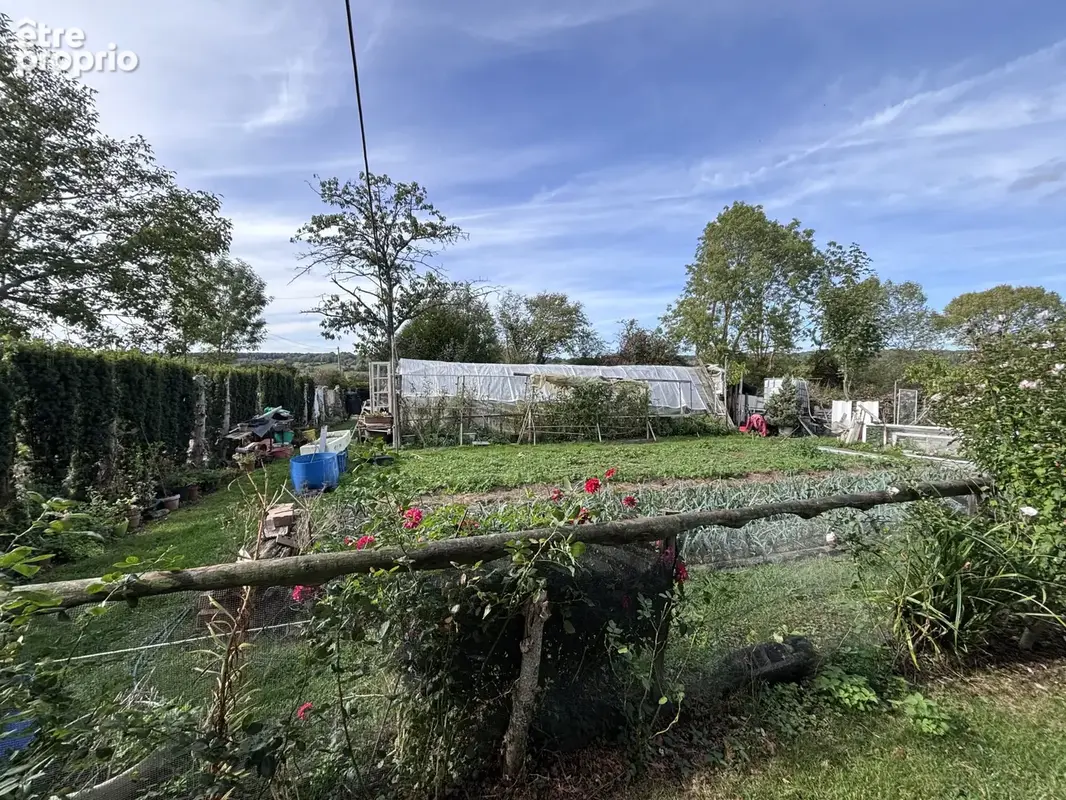 Maison normande avec cheminée sur 1080m2 de jardin + herbage avec bâtiments loués. - photo 2