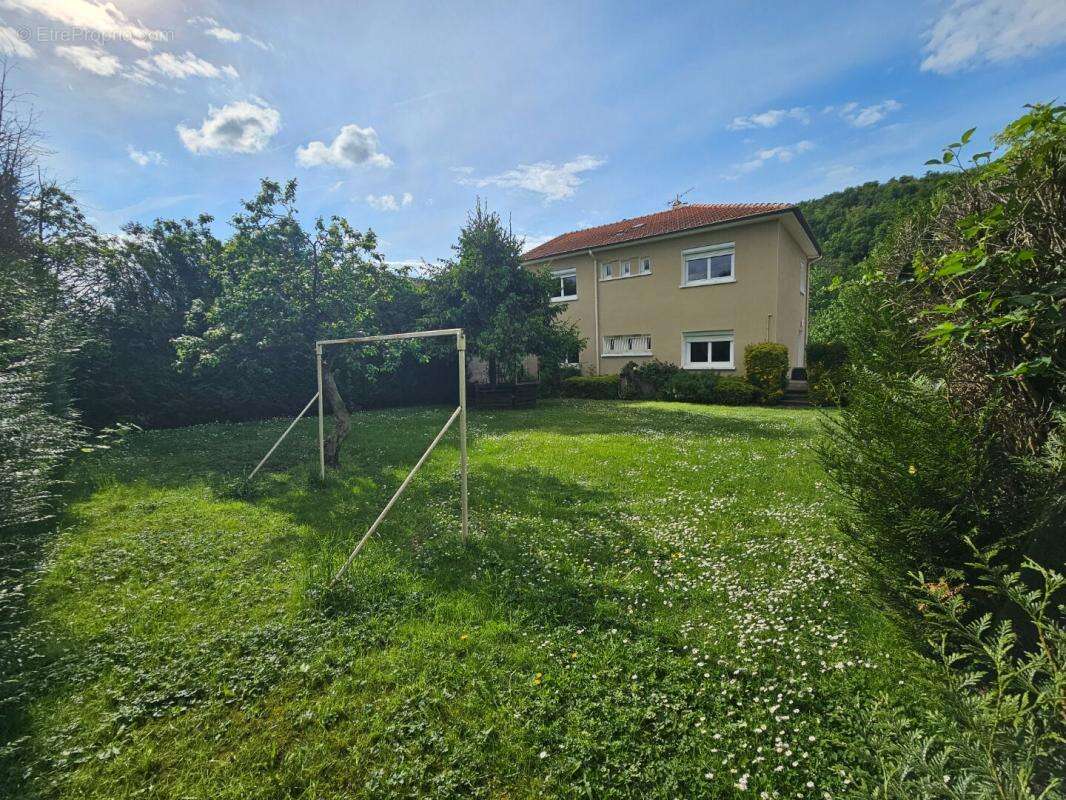 Maison Le Chambon Feugerolles d'environ 170m²  habitable et 150m² de sous-sol  3 chambre(469m² de terrain) - photo 2