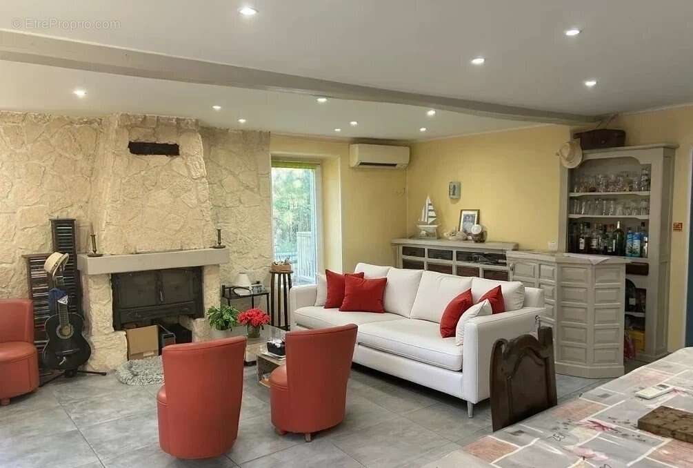 Maison à SAINT-JEAN-D'ANGELY