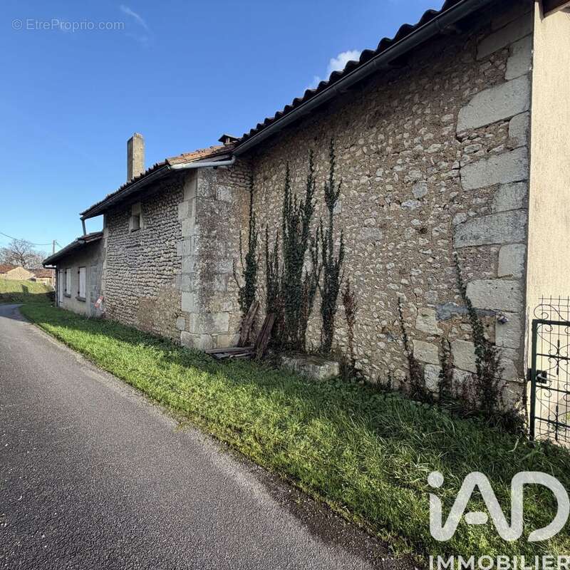 Photo 8 - Maison à SAINT-QUENTIN-DE-CHALAIS