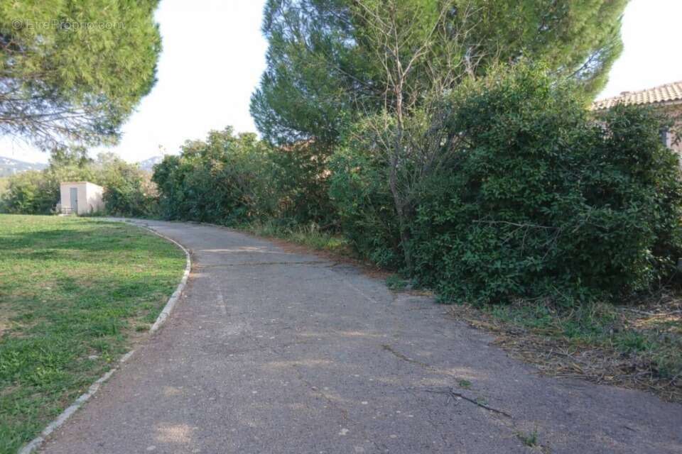 Terrain à LA CRAU