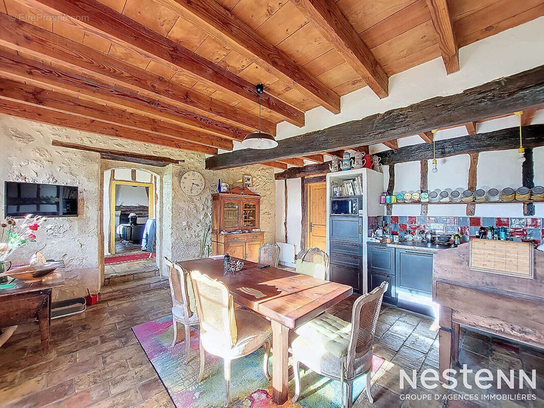A Vendre Maison en pierre rénovée de cinq pièces sur propriété de plus de 2.4 hectares - photo 8