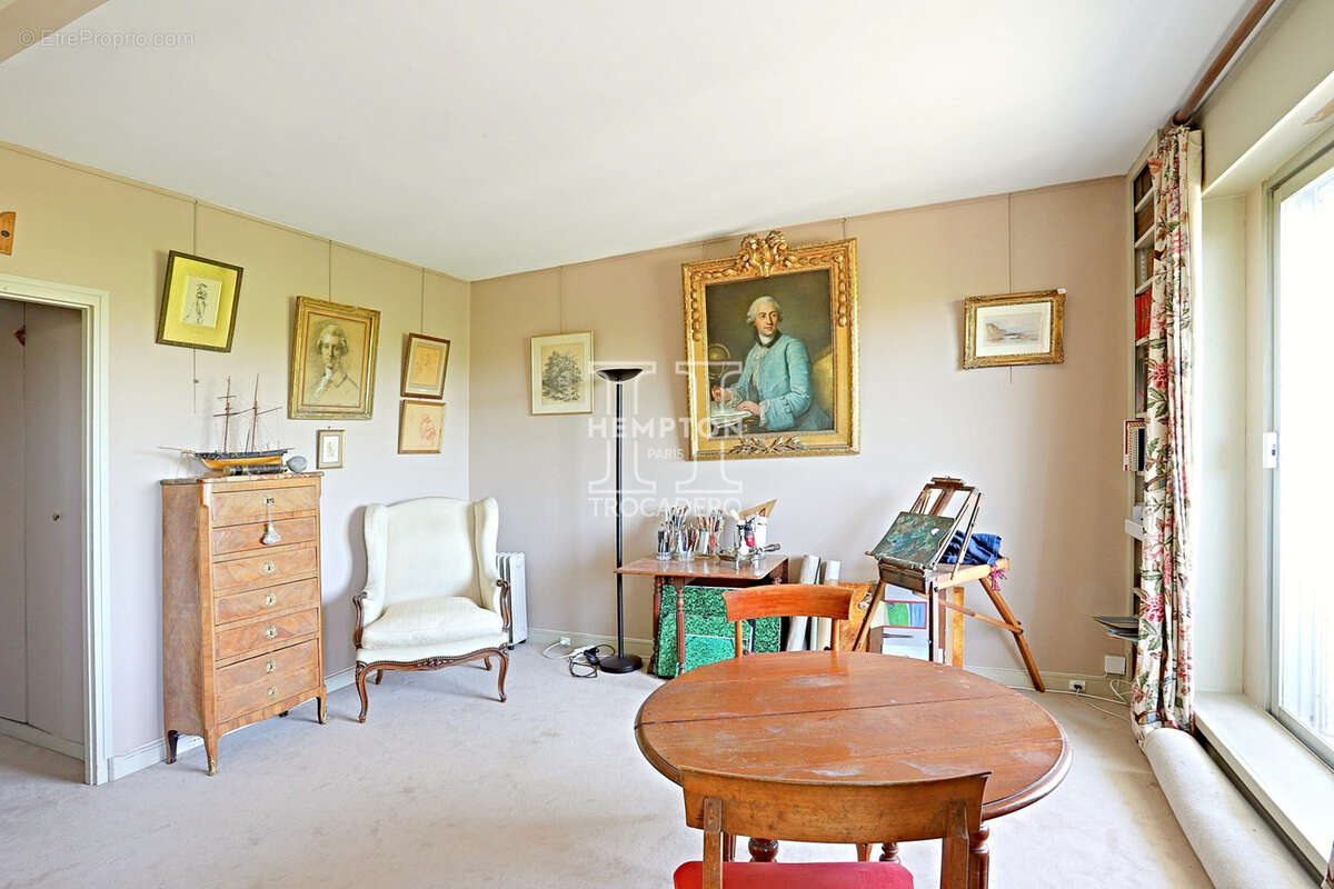 Appartement à PARIS-16E