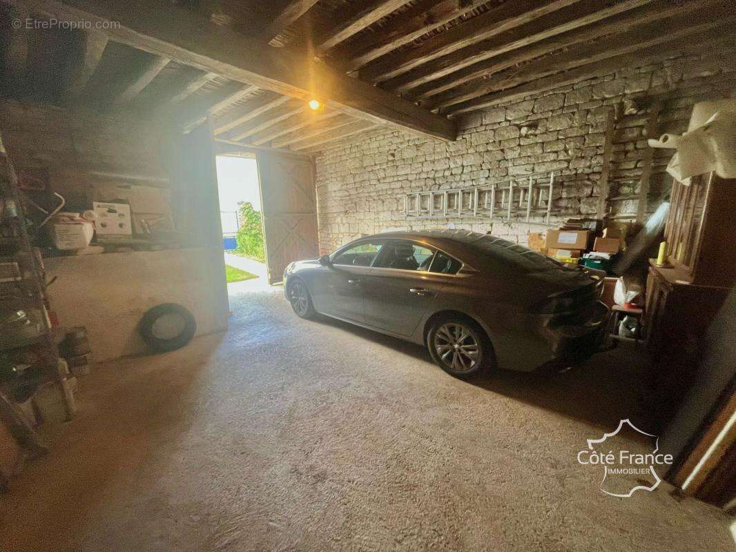 Maison à AILLANT-SUR-THOLON