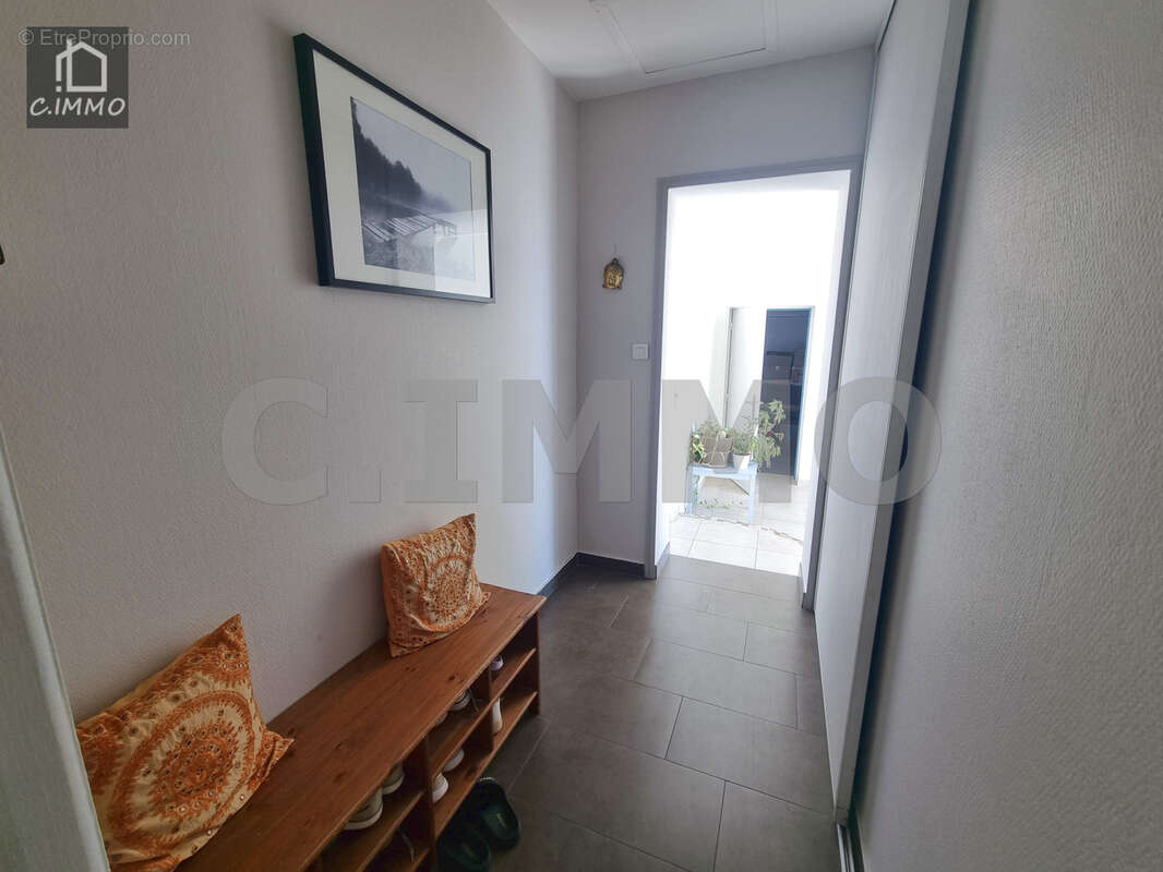Villa de PP de 150 m2 de type 5 avec bureau, buanderie, piscine et garage - photo 7