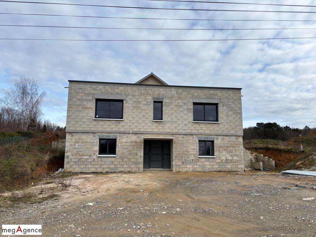 Maison à SAINT-GERMAIN-LES-VERGNES