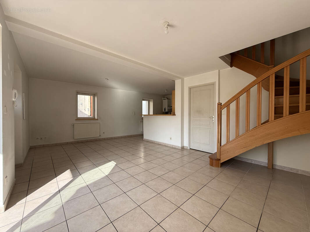 Appartement à LA TOUR-DE-SALVAGNY