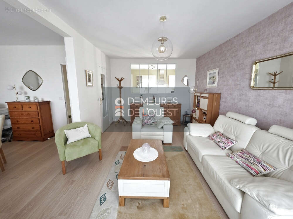 Appartement T2 - 63,50 m2 - 1 chambre - grand balcon - cave - un parking abrité - photo 5