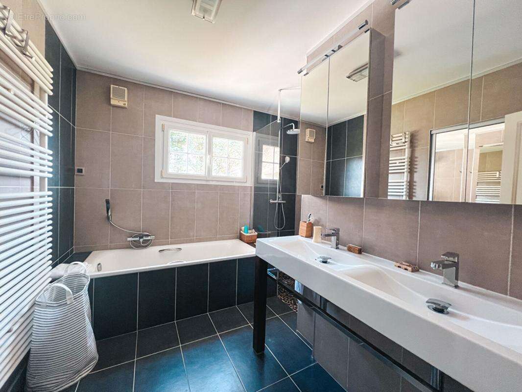 Maison à SAINT-ETIENNE-DE-MONTLUC