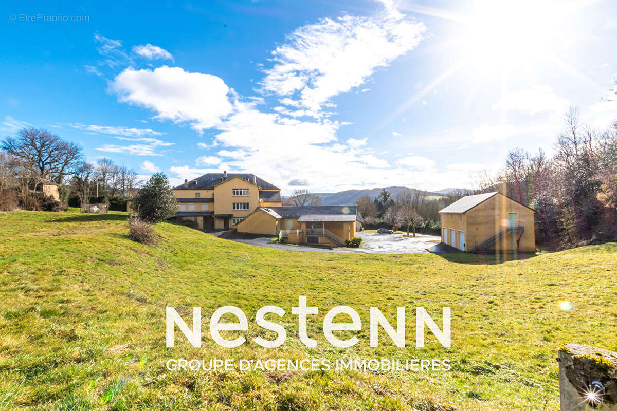 Ensemble immobilier de 8 bâtiments dont 2 maisons, 2300 m2 de surface utile sur 3 hectatres - photo 4
