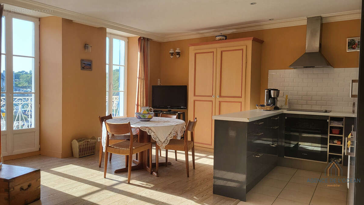 Appartement traversant à vendre à Le Palais - Lumière, vue et standing au coeur de Belle-Île-en-Mer - photo 2