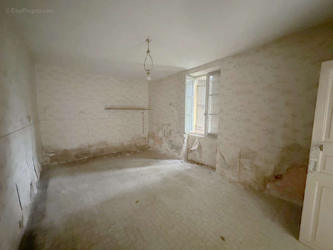 Maison à BOURG-LE-COMTE