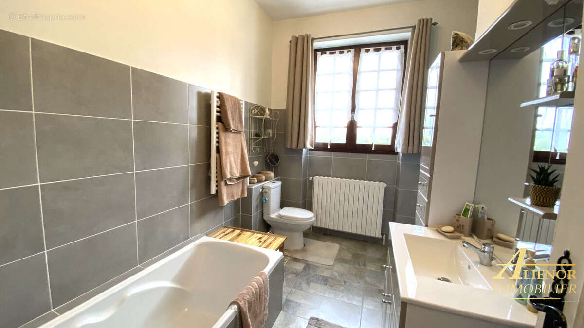 Maison à SAINT-PARDOUX-LA-RIVIERE