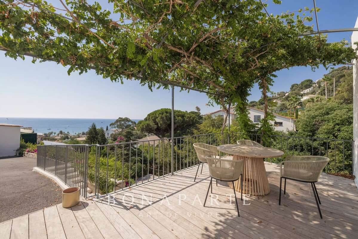 Aux portes de SUPER CANNES, élégante villa entiérement rénové - vue mer panoramique - position dominante - photo 4