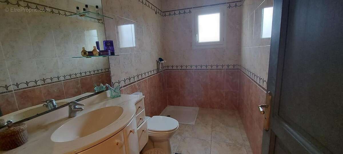 GARD. 30. GENERAC. Belle maison de 184 m2 de plain-pied sur terrain arboré de 1264 m² avec piscine - photo 12