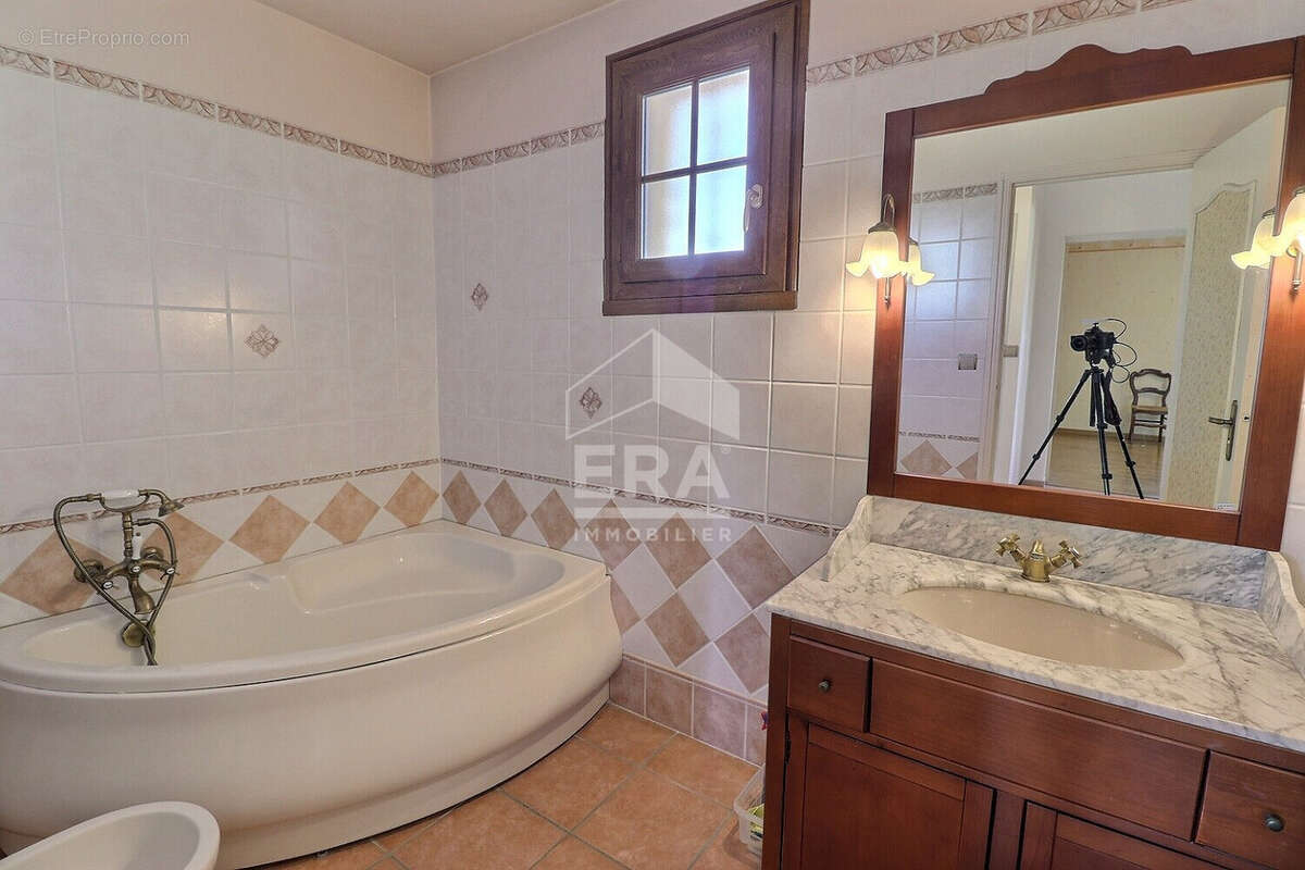 Maison à ENTRAIGUES-SUR-LA-SORGUE