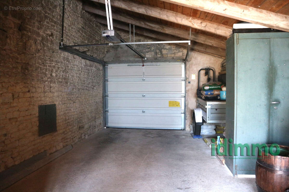Ensemble immobilier en  bon etat general de 190 m2 sur un terrain clos de 450 m2. au centre historique de la j - photo 18