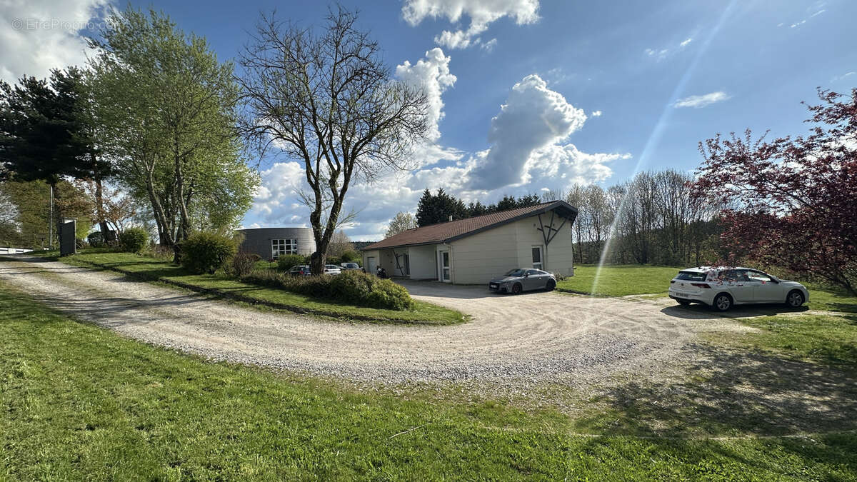 Commerce à SAINT-JUST-MALMONT