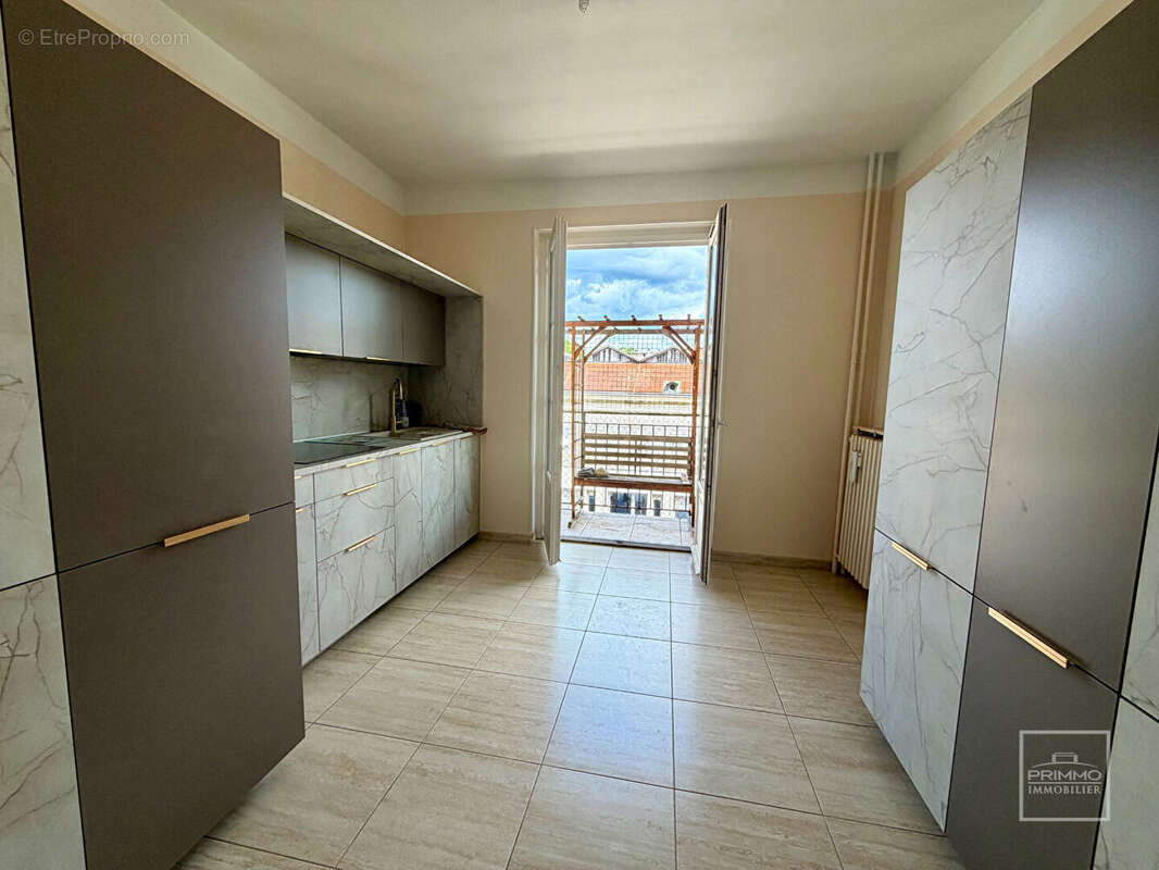 Lyon 6, triangle d'or, 67.09m², etage eleve, balcon - photo 4