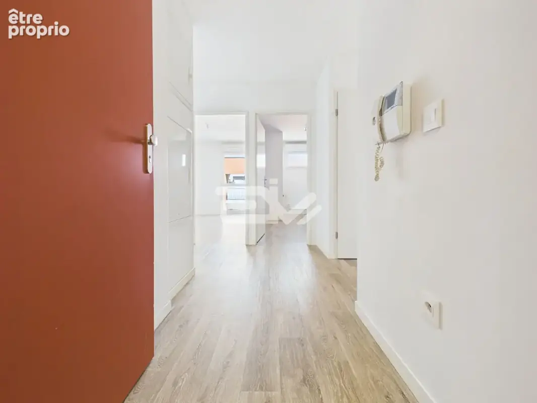Dernier étage avec ascenseur, balcon et parking privatif - photo 3