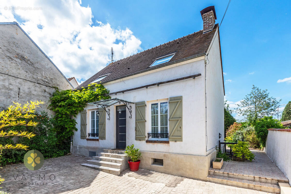 Maison à LA QUEUE-LES-YVELINES