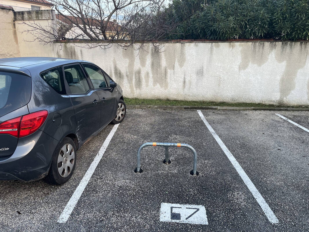 Parking à SIX-FOURS-LES-PLAGES