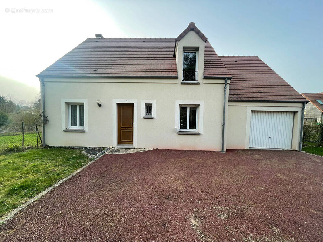 Maison à SAINT-JEAN-DE-BRAYE