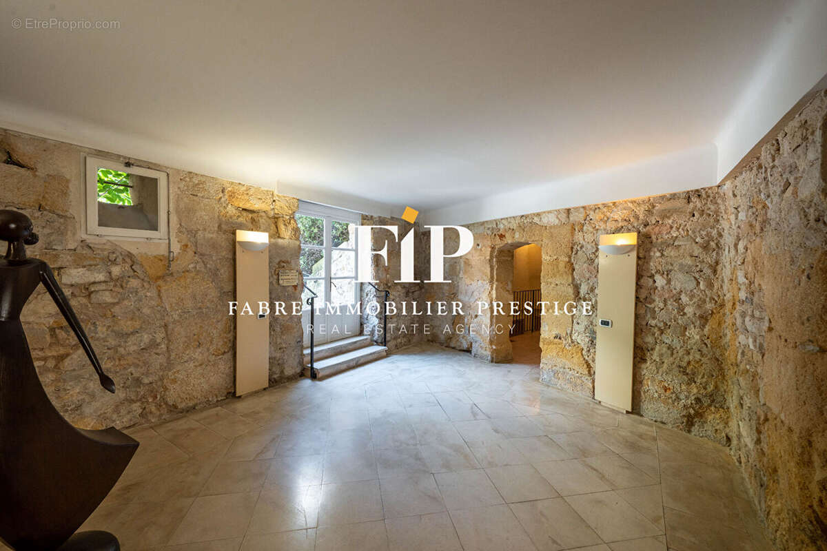 Centre historique d' Aix-en-Provence : Appartement de standing  de 223m2 avec ascenseur et parking souterrain. - photo 2