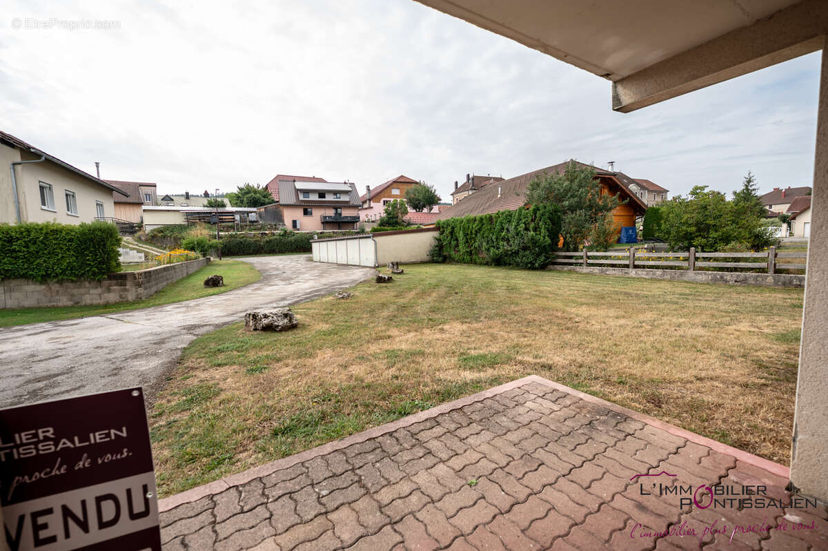 Appartement rez-de-chaussée Type 2 Rochejean centre village - photo 4