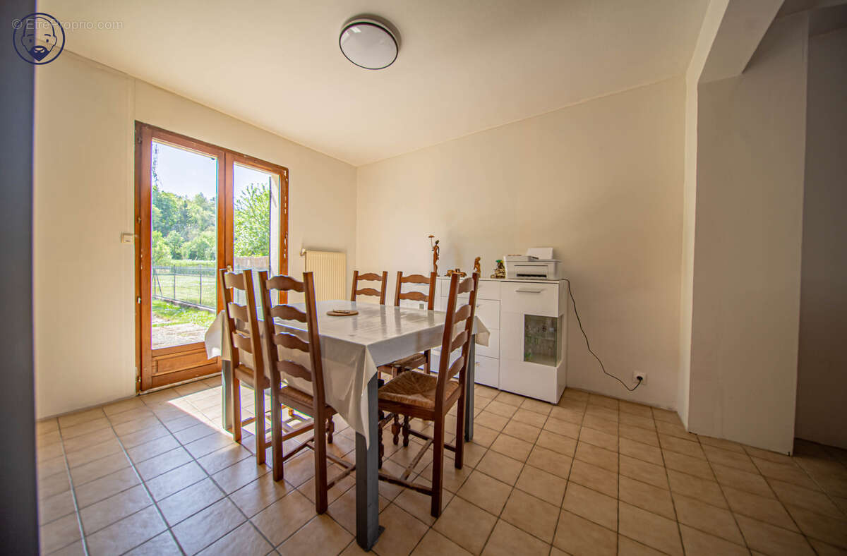 Maison à VELAINES