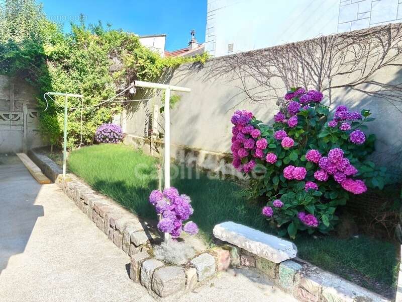 **Exclusivité**Sainte-Cécile**Maison rénovée de 137 m², 4 chambres, jardin et double garage - photo 6