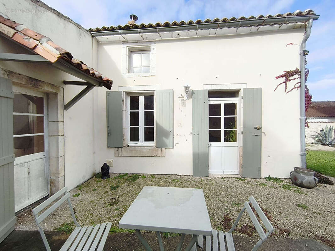 Maison à GENSAC-LA-PALLUE