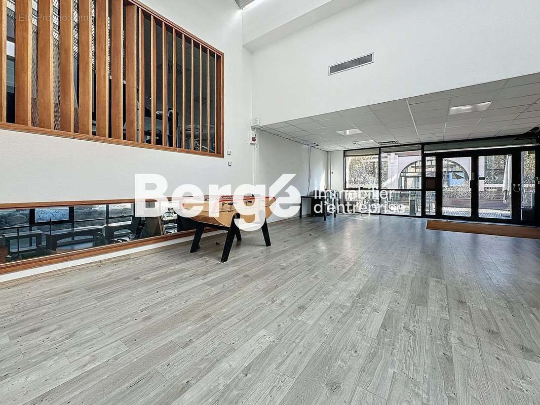 Commerce à VALBONNE