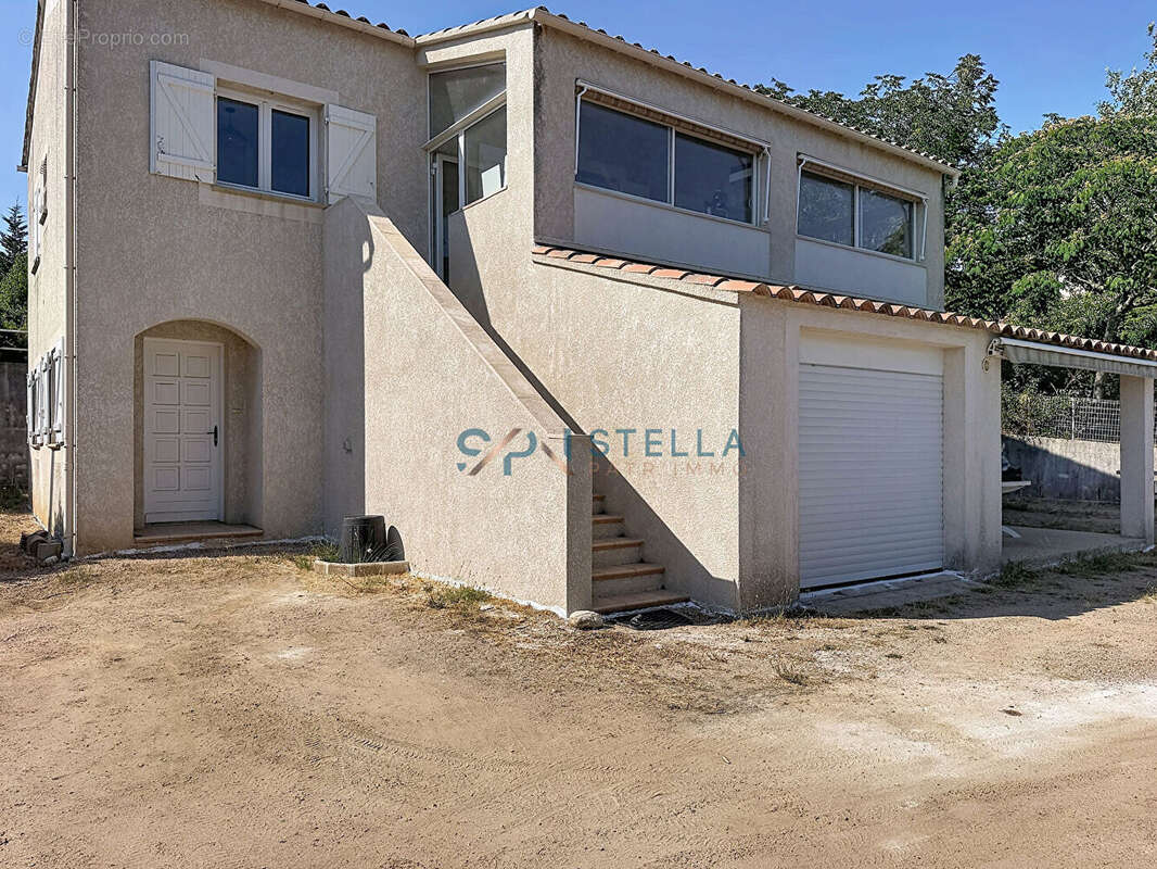 AFA, Maison familiale avec piscine, T2 indépendant et 1 990 m² de terrain - photo 2