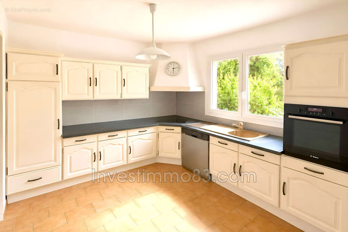 Maison 170 m² à Saint-Maximin-La-Sainte-Baume  - photo 4