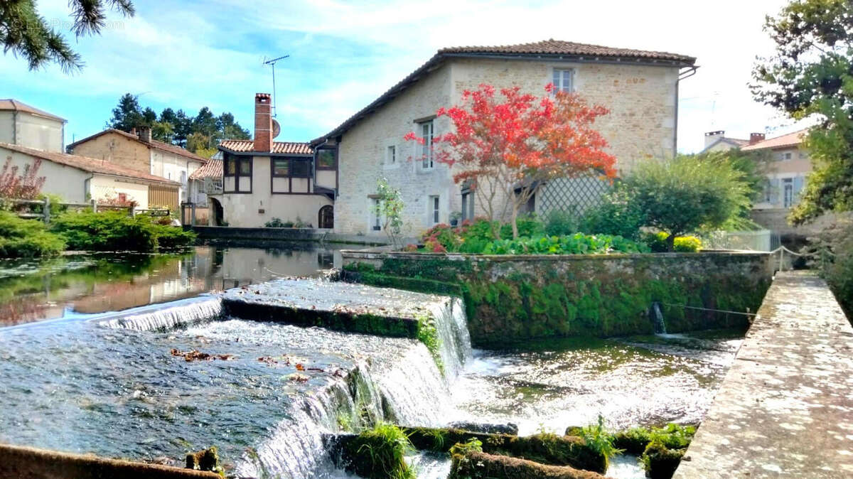 OVERVIEW - Maison à LIZANT