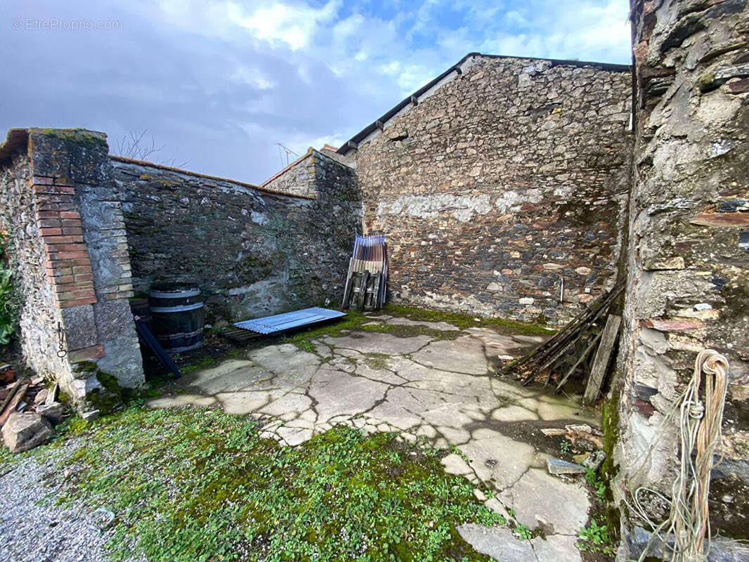 Maison à LA CHAIZE-LE-VICOMTE