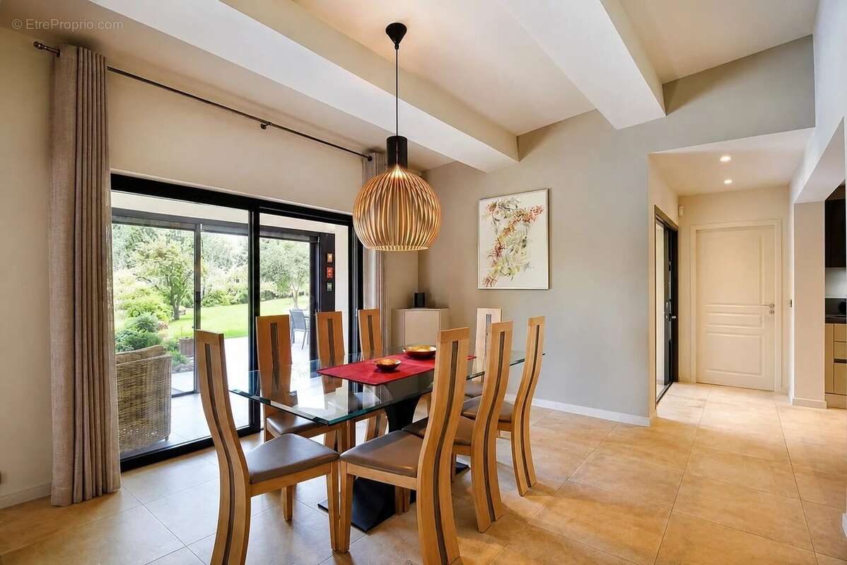 Vue village Belle villa de 300 m² avec 6 chambres - photo 5