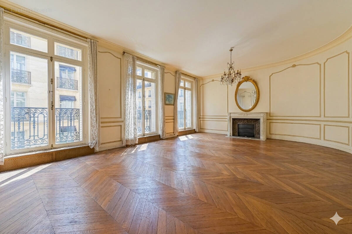 Appartement à PARIS-8E