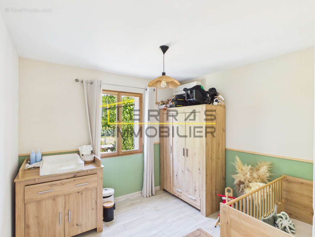 Villa de plain-pied agrémentée de sa piscine et de son cadre préservé au coeur de l'Enclave des papes! - photo 8