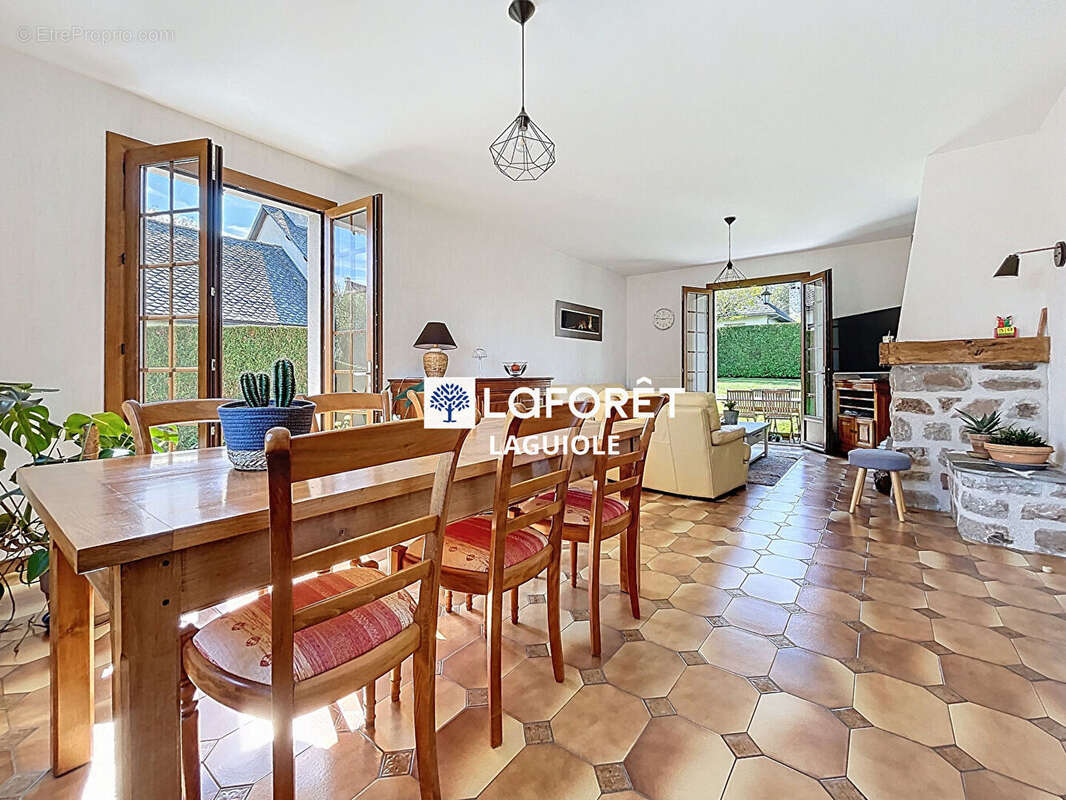 Maison à SAINTE-GENEVIEVE-SUR-ARGENCE