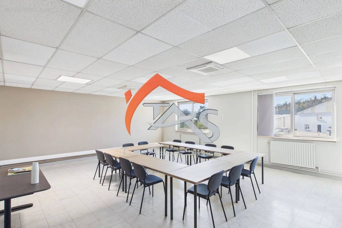 Commerce à SAINT-PRIEST-EN-JAREZ