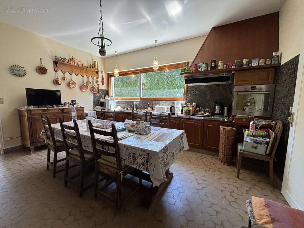 Superbe maison familiale de cinq chambres située dans un magnifique jardin et à distance de marche de Civray - photo 4