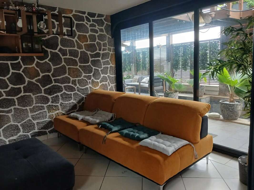 Grande propriété avec 1 appartement + 1 duplex – Piscine / Jacuzzi / Spa – Vendue meublée – Idéal investissement locatif - photo 5