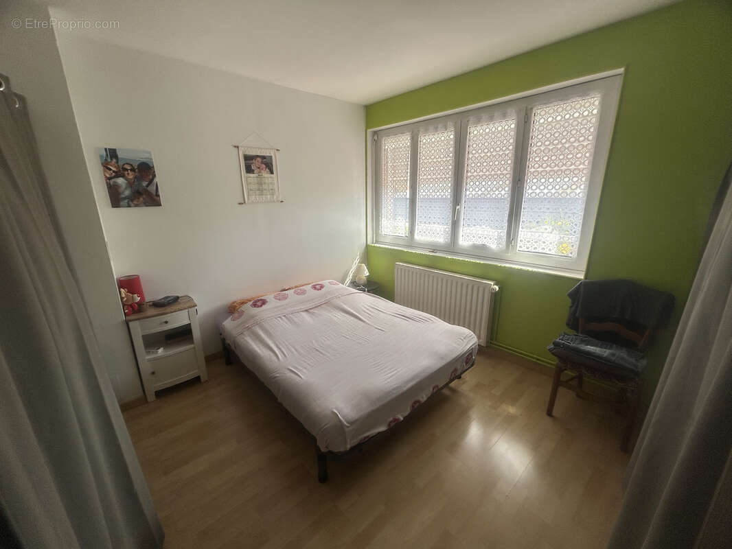 Semi individuelle rénovée développant 92,22m2 et bâtie sur 330m2. - photo 9