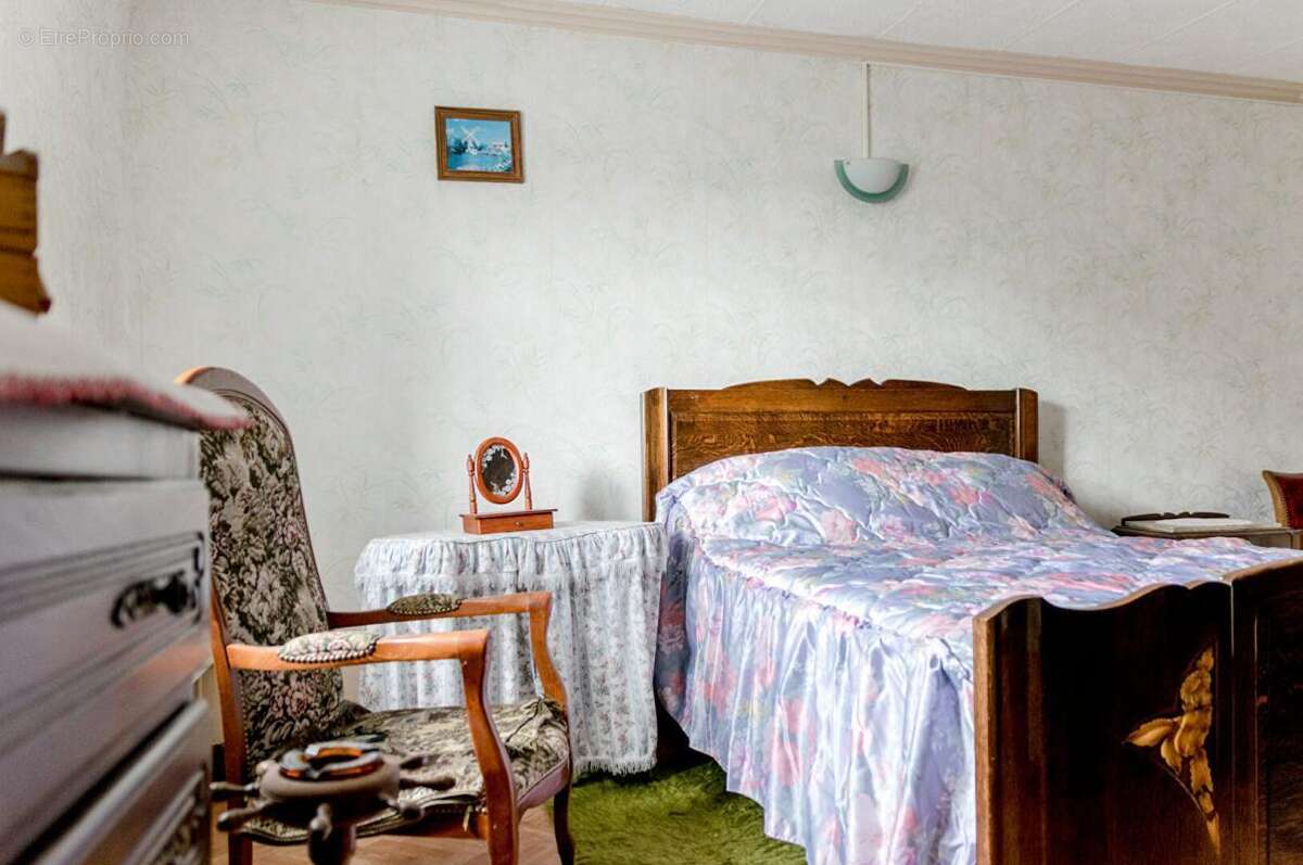 Maison à rénover avec grands volumes secteur Saulnot et belles dépendances - photo 4