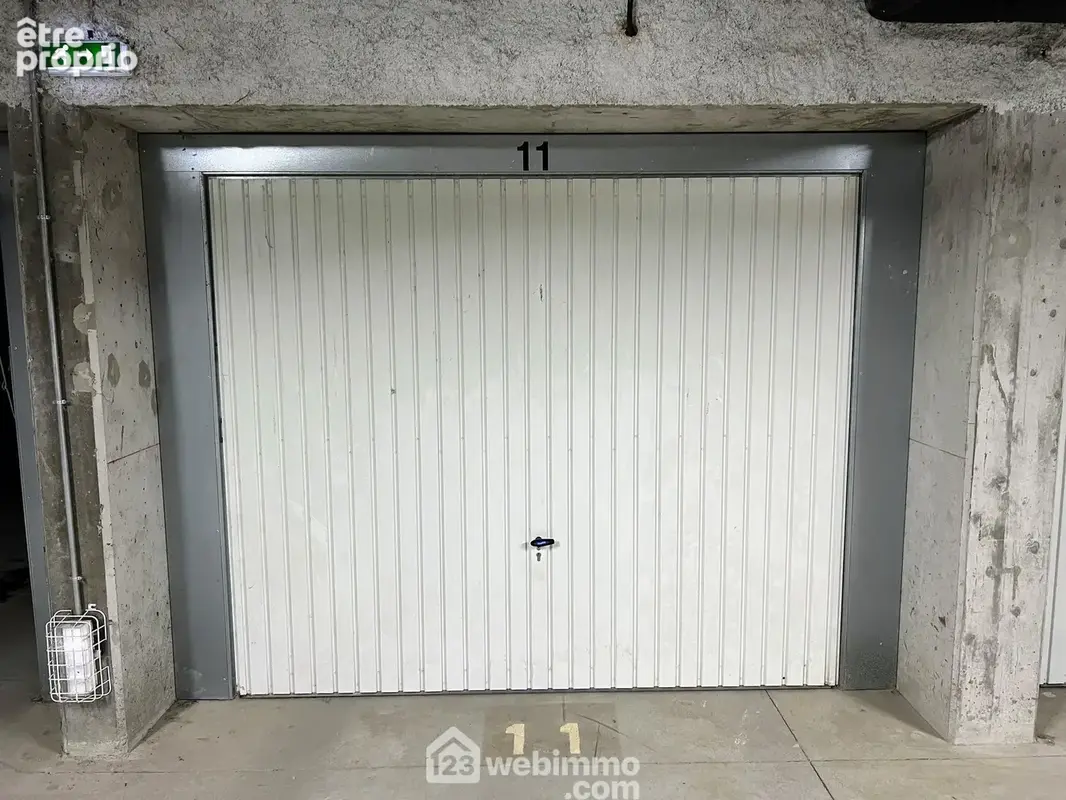 Le logement dispose d'un box fermé en sous-sol ainsi que 2 places de parking privatives.