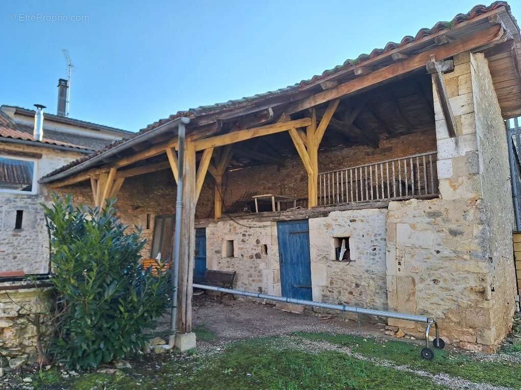 Maison à CHASSENEUIL-SUR-BONNIEURE